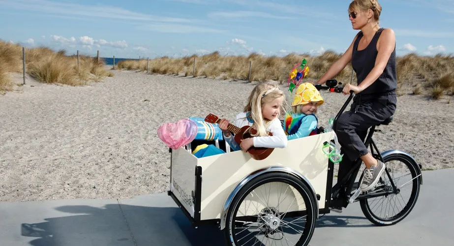 kids-in-christiania-box-cargo-bike-beach Christiania beach