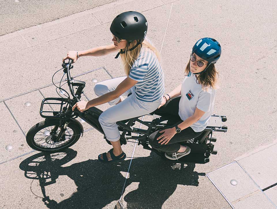yuba_cargo_bike_fastrack_grey_two_people_sitting_mode.jpeg yuba cargo bike fastrack grey two people sitting mode